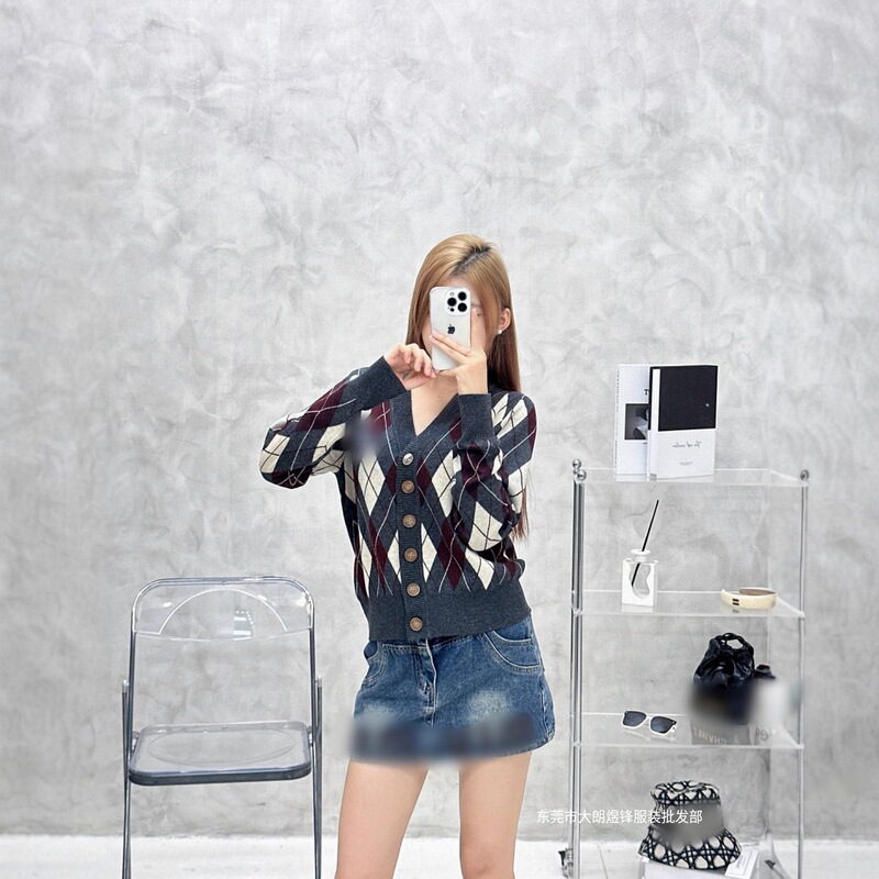 Shenzhen Nanyou Correct High Version Vi Home 25 Early Autumn New Embroidery Contrast Color Plaid Striped V-Neck Knitted Cardigan