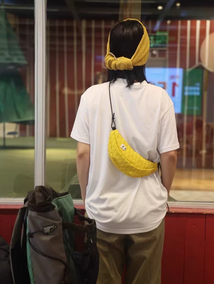 搞怪设计香蕉造型斜挎手机包户外运动骑行小包休闲百搭夏季随身包