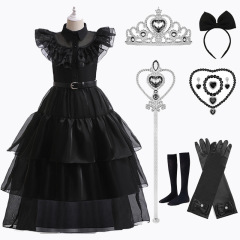 水曜日の子供の王冠のネックレスのセットのアダムズcos服の美劇の同じ黒色のワンピースのアクセサリーの平均サイズ