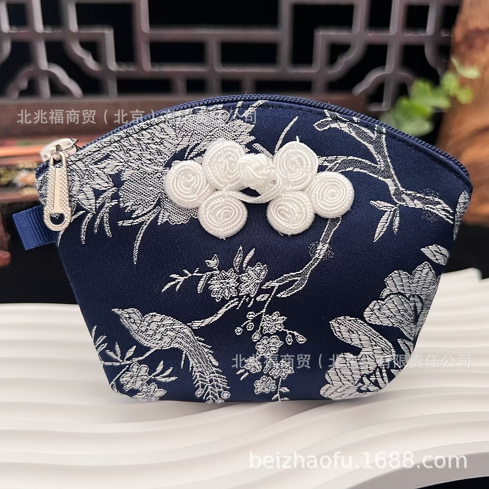 남색 꽃과 새 껍질