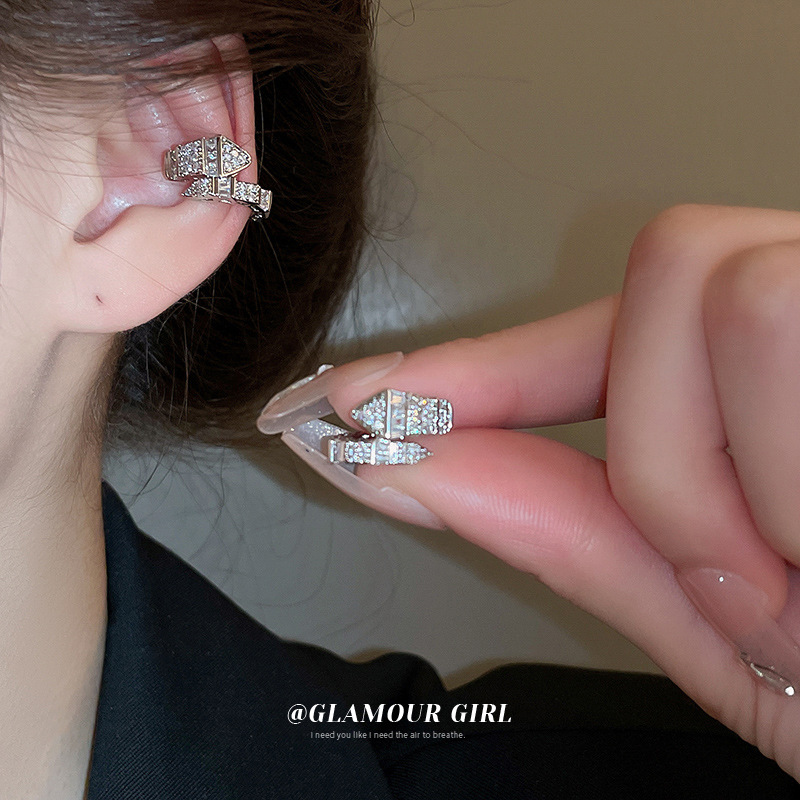 En forma de serpiente en forma de C ZIRCON clip de oreja nicho creativo sin oreja clip de hueso elegante luz de lujo de alto grado pendientes al por mayor para las mujeres