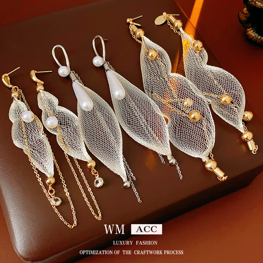 Aguja de plata gota de malla de perla pendientes de bordilla estilo femenino pendientes personalidad exagerada nicho de alta calidad