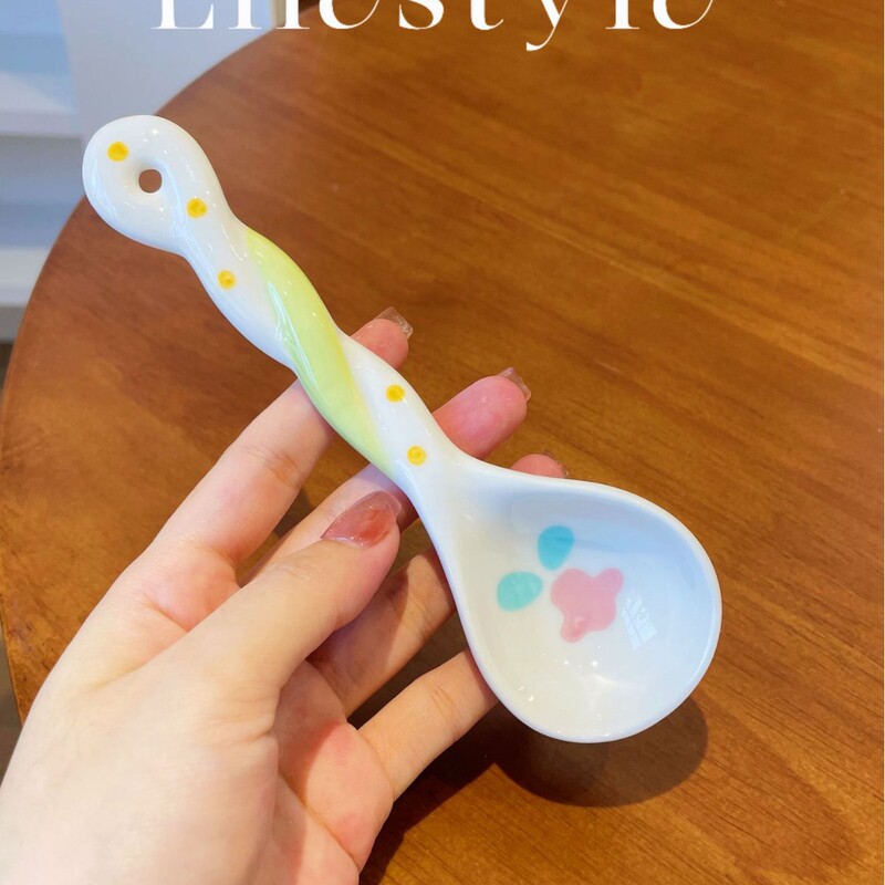 漫画の長い柄の陶磁器のスープのスプーンのかわいい家庭用の創意の高い顔の値のピンクのネットの赤い釉薬の下の色の小さいスプーン|undefined