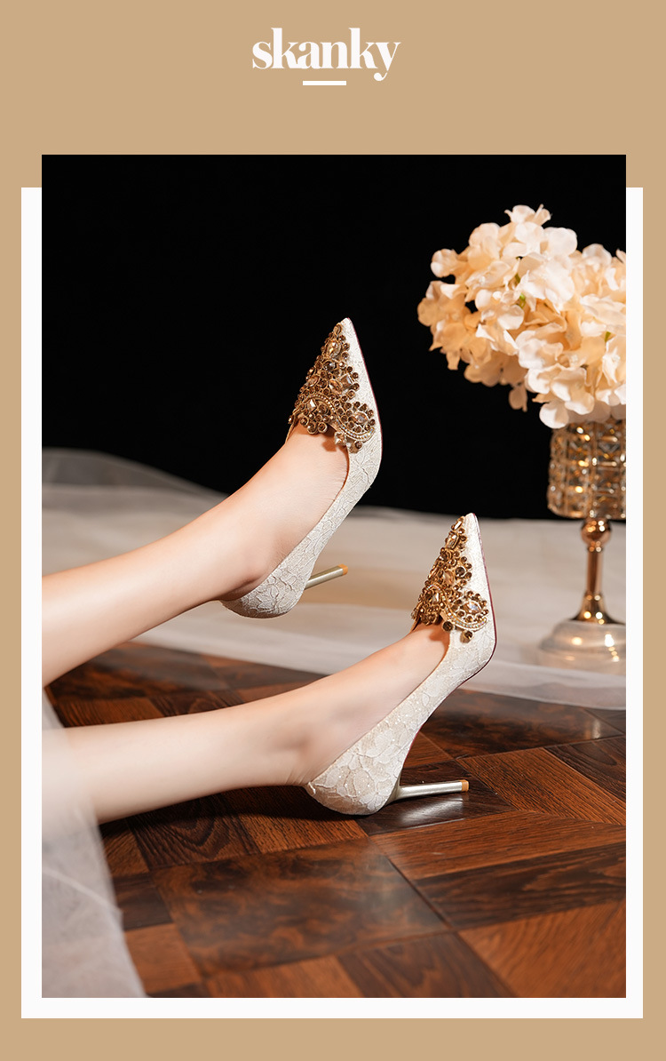 2024 Nuovo Punta Acqua Diamante Tacco Fine Seta Bordo Oro Banchetto di Nozze Scarpe da Sposa Scarpe da Damigella D'onore Rosso Celebrazione Banchetto di Nozze_voghion.com