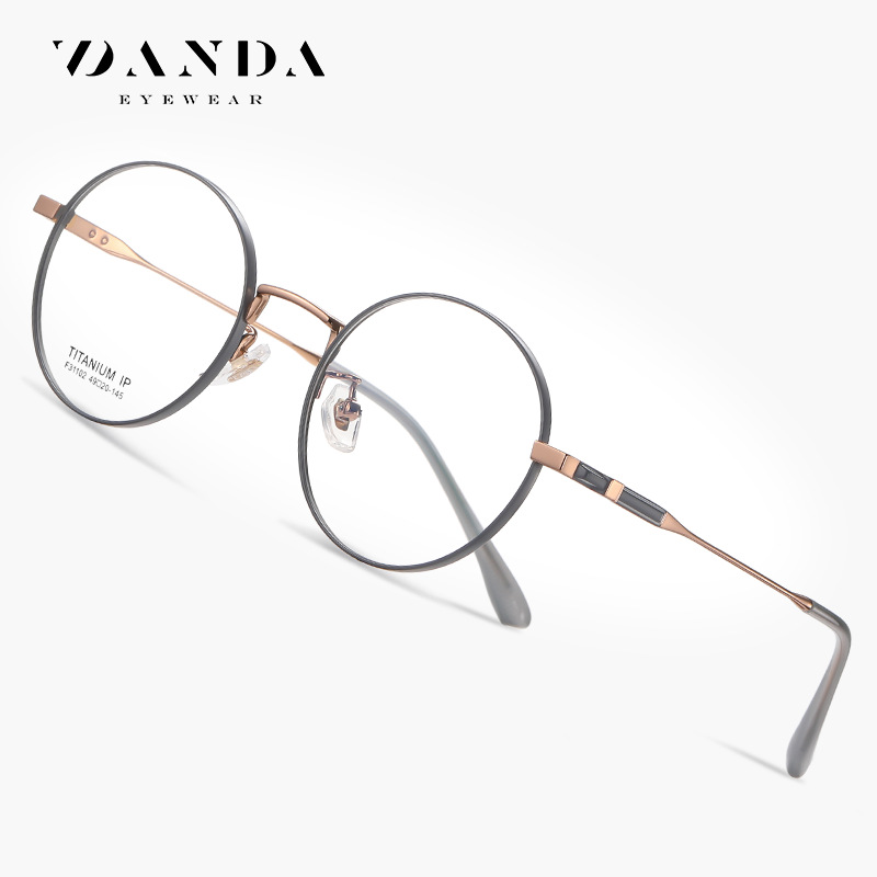 El nuevo marco de gafas de titanio puro F31102 de moda para hombres y mujeres con el mismo estilo puede equiparse con gafas de miopía, espejo plano redondo galvanizado IP