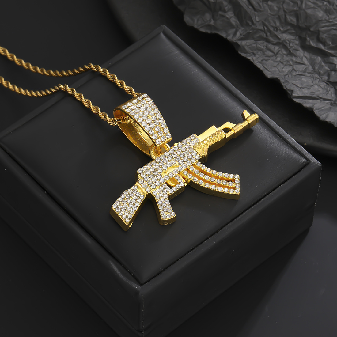 Cool y exagerado punk hip-hop hip-hop en Europa y América con collar colgante de pistola