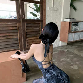 交叉绑带大露背吊带连衣裙女夏季新款设计感印花网纱不规则短裙子