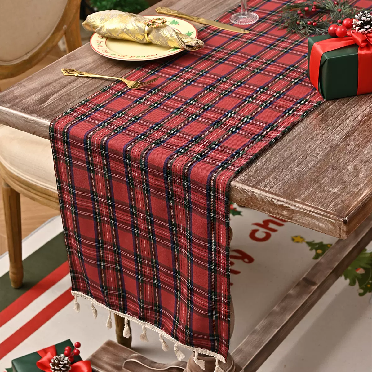 亚马逊跨境圣诞红色格子桌旗流苏桌布苏格兰格纹扫把花边桌旗厂家