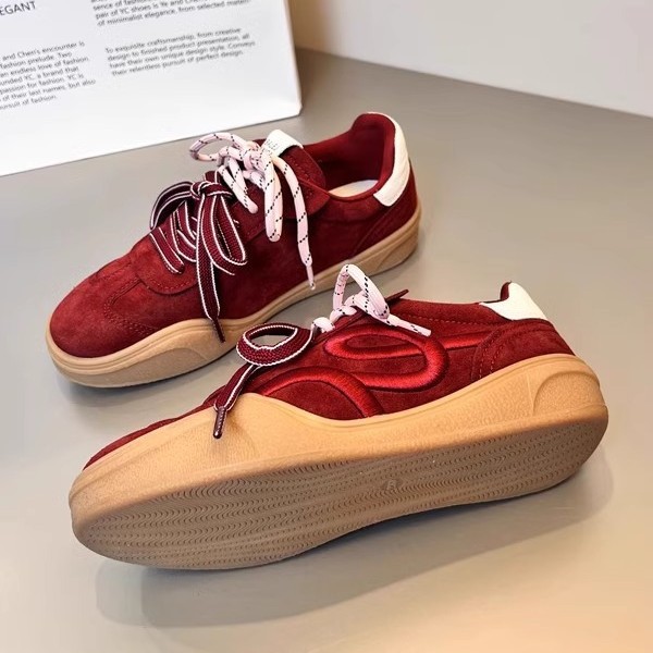 Zhao Zhaoyi con zapatos de entrenamiento rojos de mujeres 2025 primavera nueva piel bordada zapatos casuales de skate