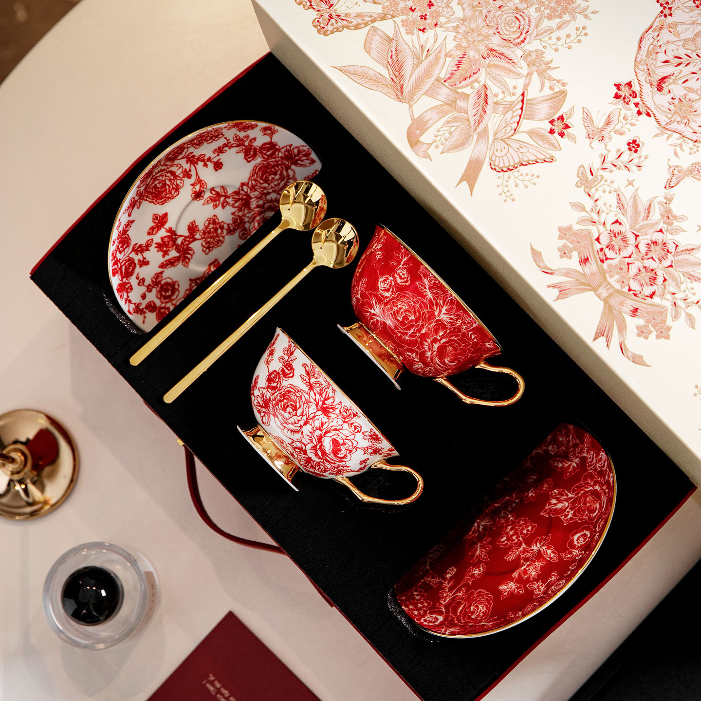 Shane Creative Japanese Rose Cup Juego de taza de té de la tarde de porcelana de hueso de lujo ligero Regalo de boda de cumpleaños de novia