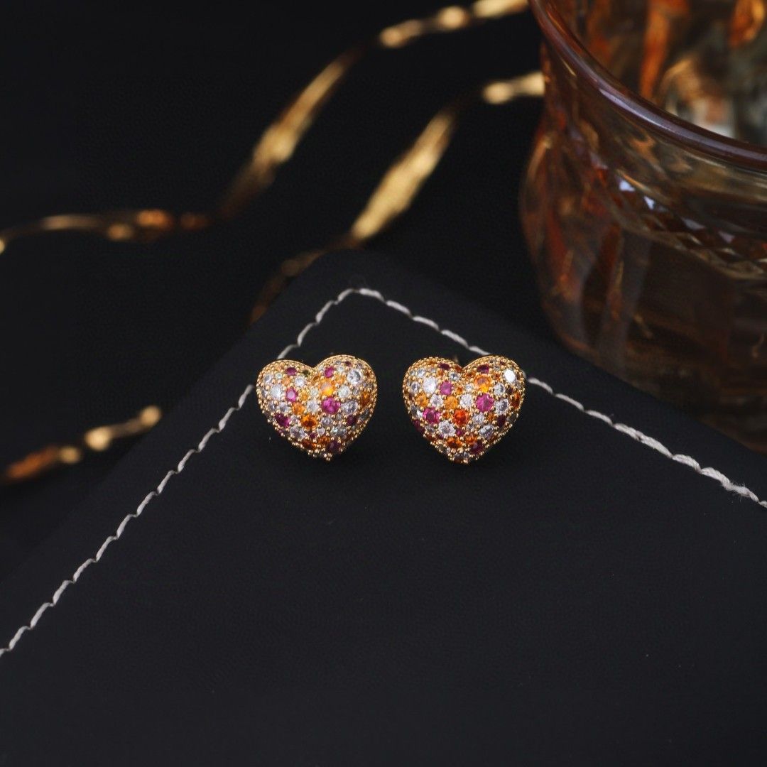 《高版本不掉色18k金厚度0.05+電泳+拋數++4》彩色滿鑽愛心耳釘