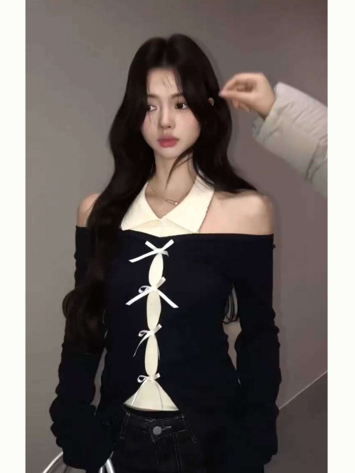 不規則な修身は腰を収めてtシャツの女性の秋の純粋な欲望のギャルの2024の新型の偽の2枚のニットの上着を折ります。