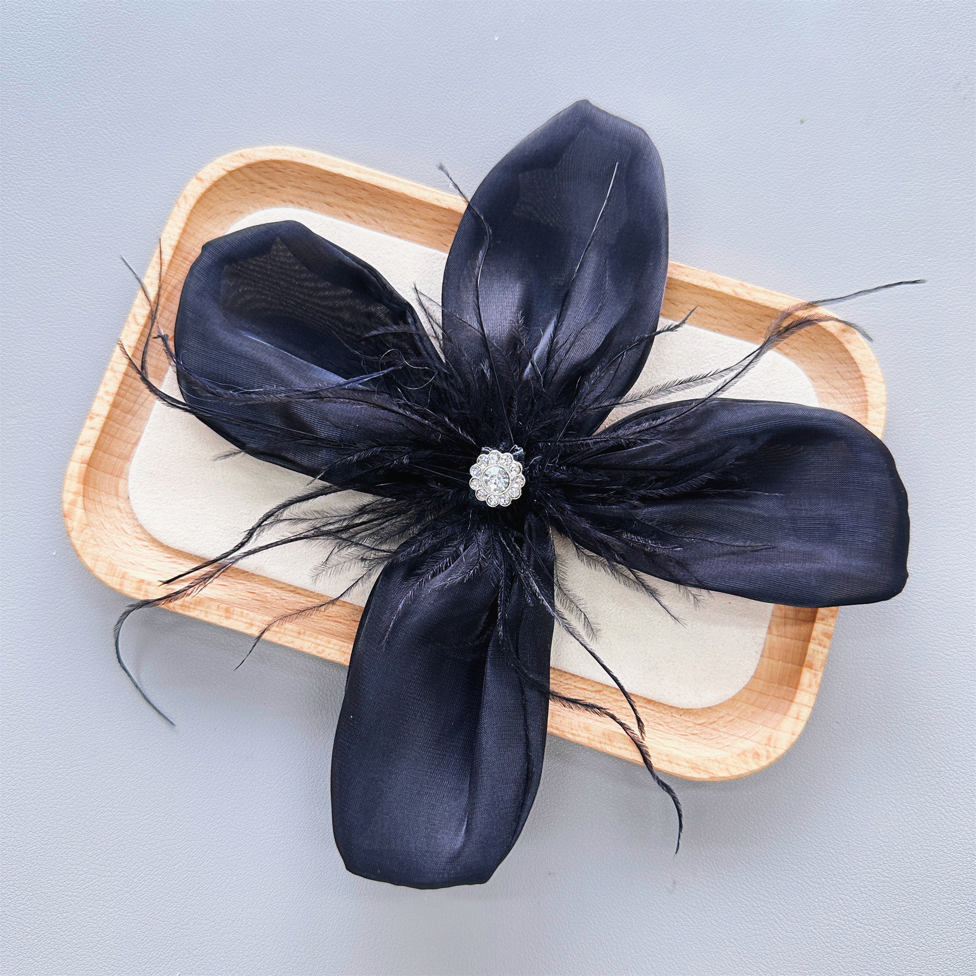 Pequeño viento fragante flor de satén blanco y negro más pin plumas de perla tela decorativa estereoscópica DIY accesorios de ropa image 4