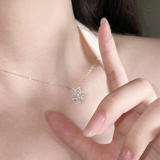 Flash diamond four-leaf clover necklace women's light luxury high-end pendant 2024 new titanium steel non-fading clavicle chain batch generation