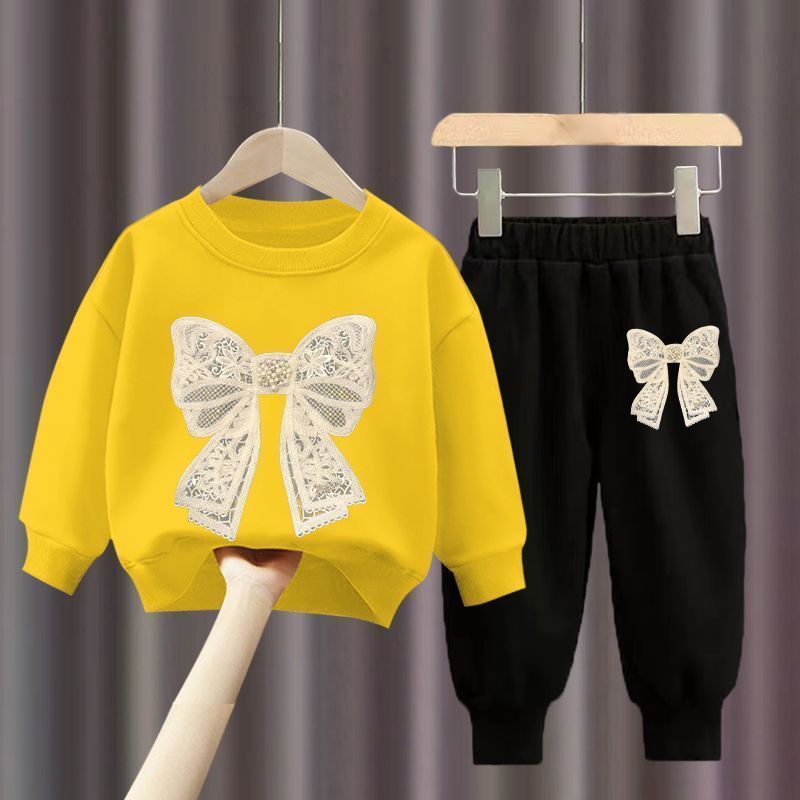 레이스 매듭 옐로우 스웨트셔츠 + 레이스 매듭 블랙 팬츠