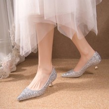 2025秋季新款红色亮片尖头单鞋细跟浅口中跟绣禾服鞋新娘女鞋批发