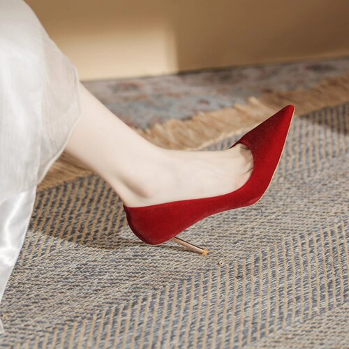 New vintage wedding shoes for women—red, versatile high-heeled shoes for daily wear and weddings; crystal-studded stiletto heels—women's single-layer bridal shoes.