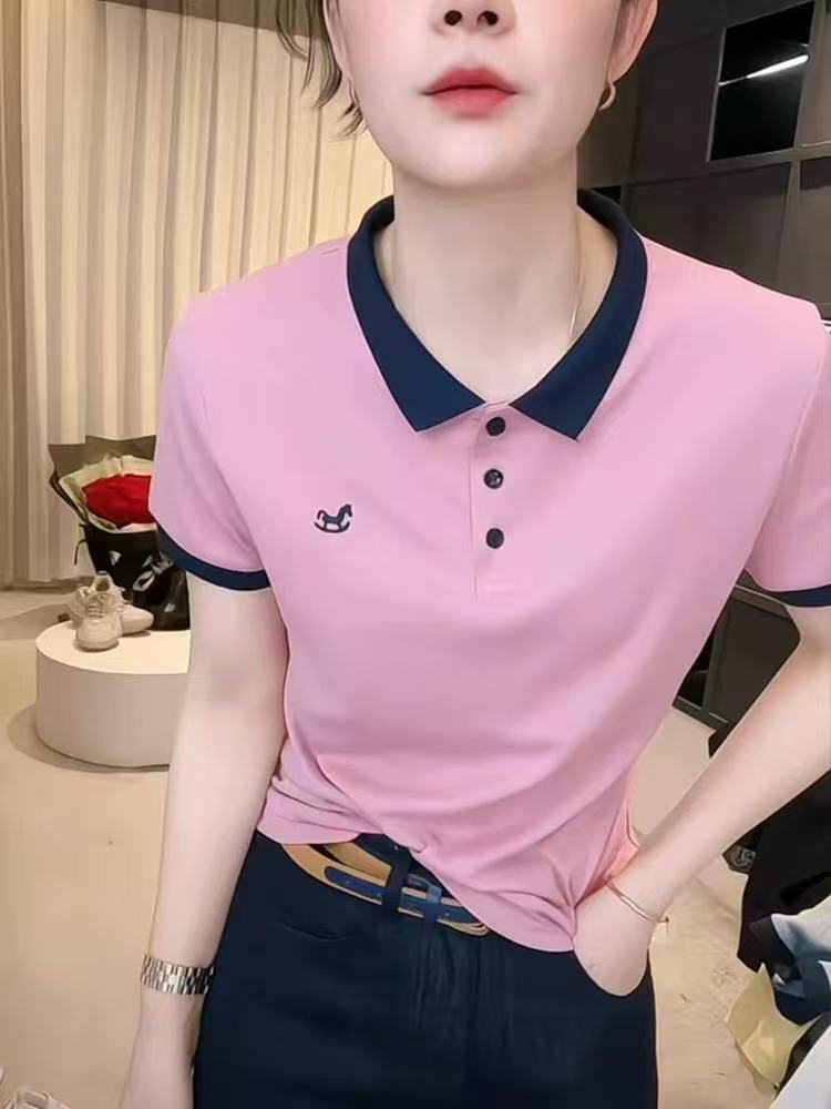 Áo thun nữ cổ polo tay ngắn, chất liệu dệt kim, thêu hình ngựa nhỏ — Màu hồng chi tiết 1