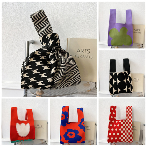 New flower niche knitted handbag for women in spring, autumn and summer travel knitted fashionable versatile personalized casual trendy bag