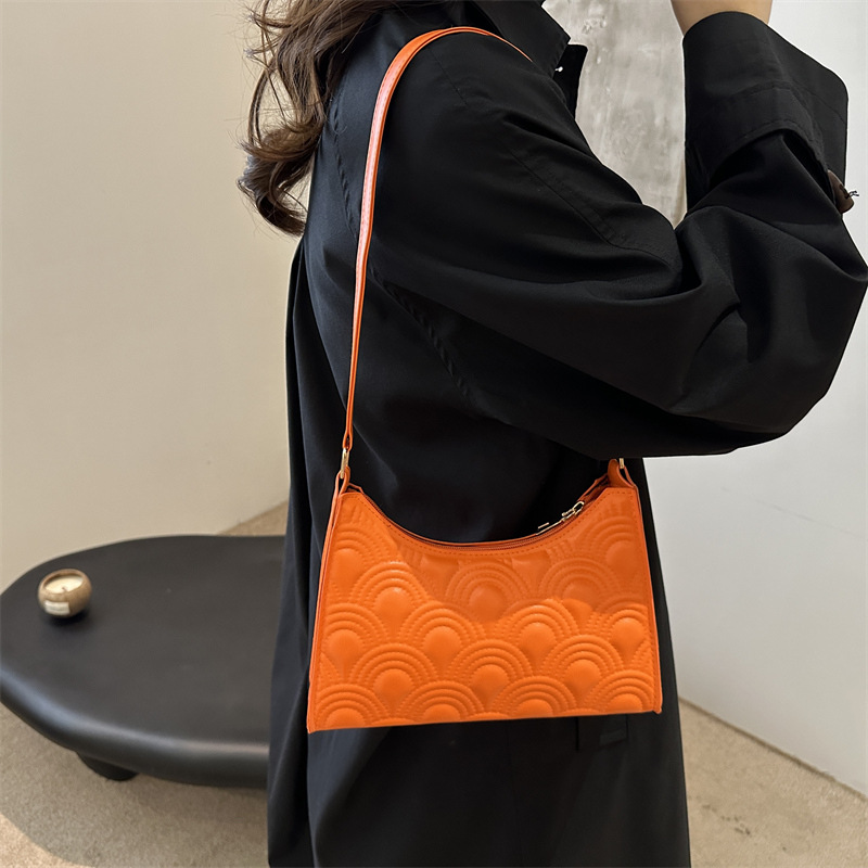 Bolsas axilales de alto nivel 2024 otoño y invierno nuevos versátiles este año popular temperamento coreano bolsas de color sólido