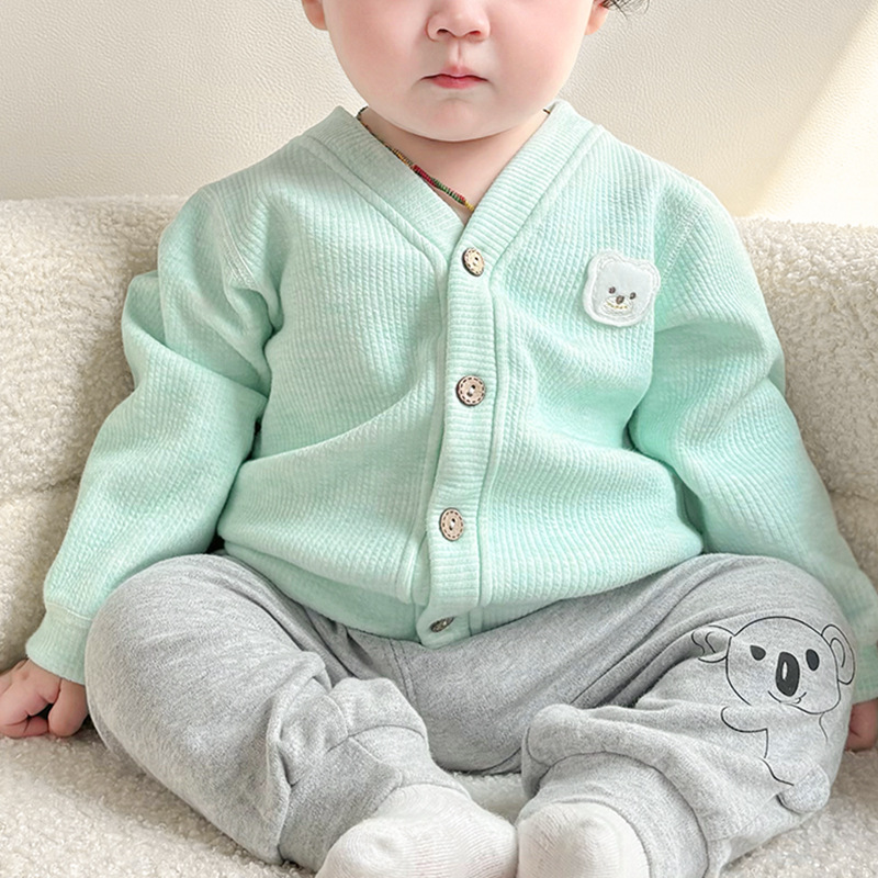 Capa de bebé otoño y invierno para niños con terciopelo caliente para niños de un año de edad para niñas con ropa de invierno gruesa para niños pequeños chaqueta de bebé