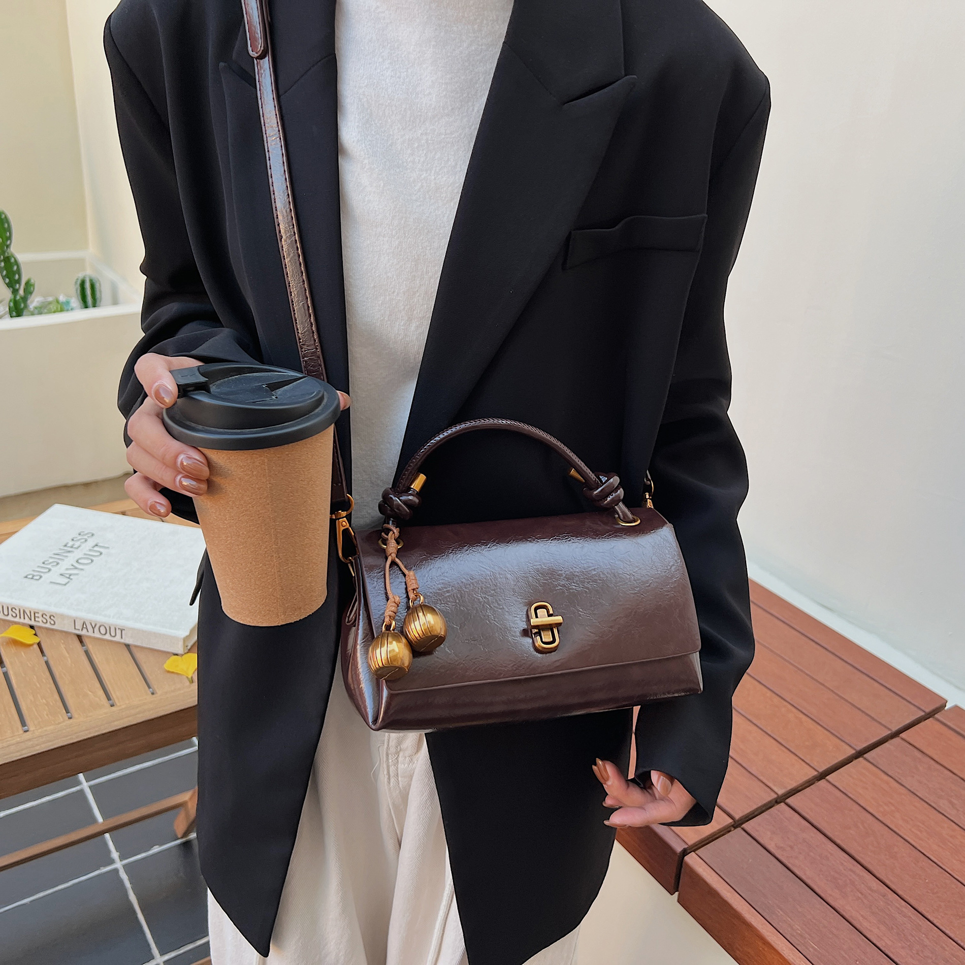 2025 nuevo estilo de moda nicho alto sentido retro estilo exterior lujoso ligero hombro único brazo inclinado bolso de mano de mujer