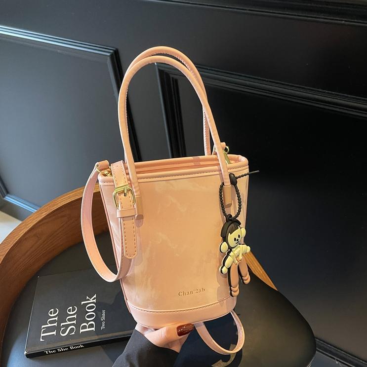 Tendencia versátil nicho de diseño de bolso de cubo de mano mujer 2025 nuevo estilo casual estilo extranjero sensación de alto hombro mochila