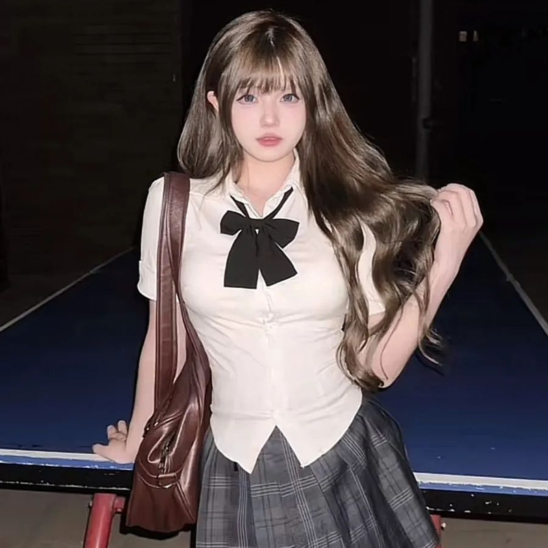 Jk制服は腰のシャツの上着を収めています。|undefined