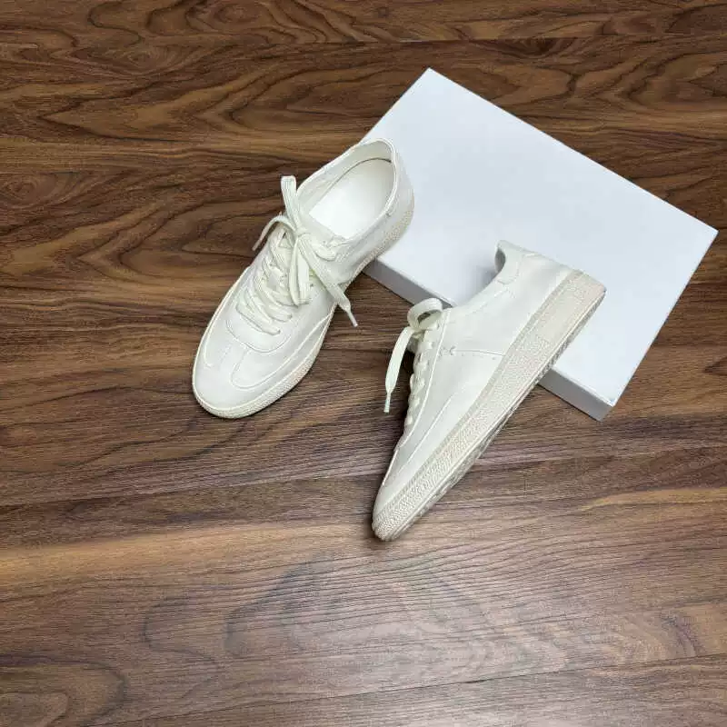 Нишевые мягкие кожаные туфли на немецкой тренировке маленькие белые туфли женские 2024 новые летние тонкие дышащие кожаные дикие повседневные кроссовки