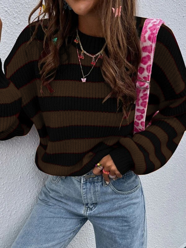 다크 브라운 및 검은 줄무늬