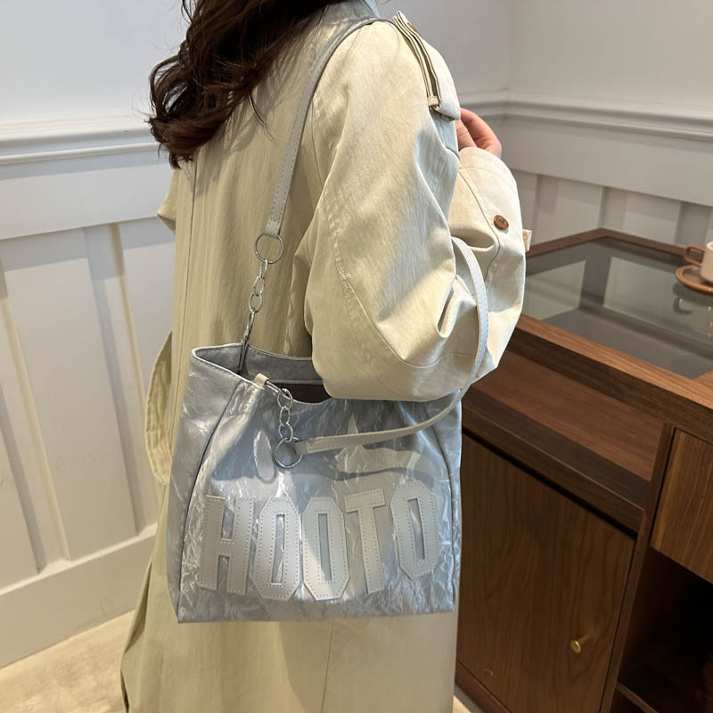 Bolsos casuales de gran capacidad para viajeros para damas 2024 nuevo estilo estilo occidental bolso de hombro todo fósforo bolso portátil de alta gama