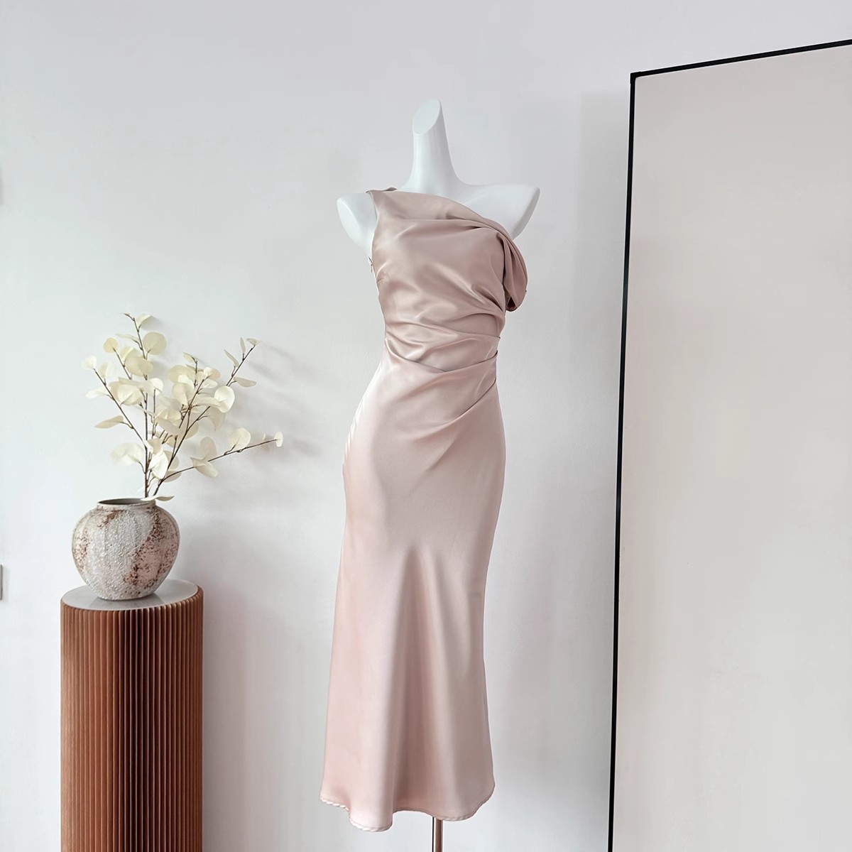 Roupas femininas Vestido de gola alta ombro a ombro estilo francês saia rabo de peixe cintura três cores verão 2024_voghion.com