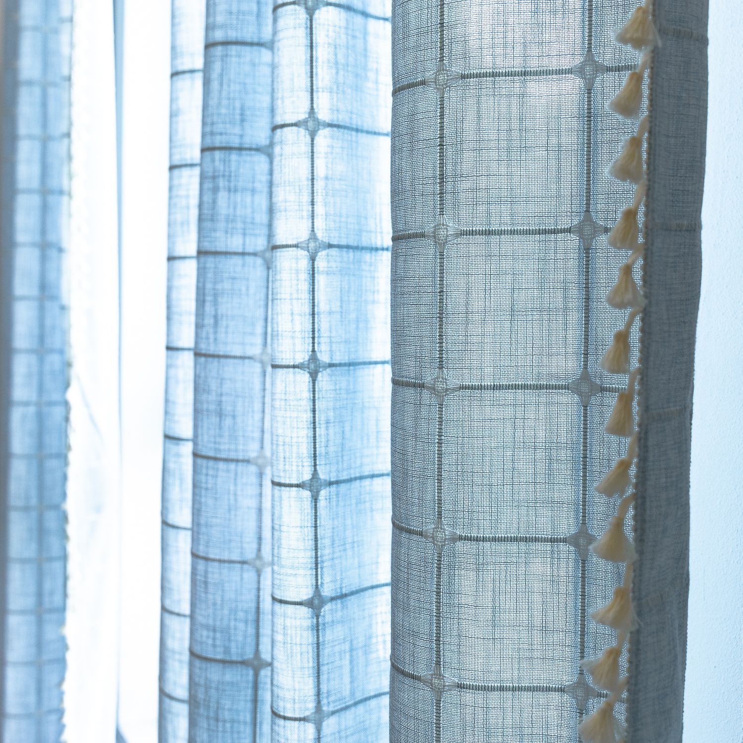 후크-5 파란색. 수 놓은 중간 격자 무늬