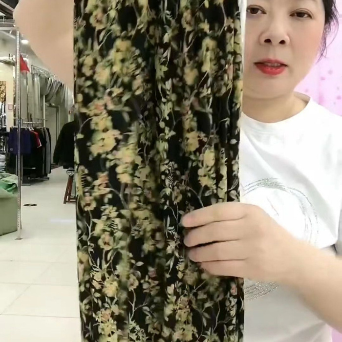 세 개의 황금빛 작은 노란색 꽃 꽃