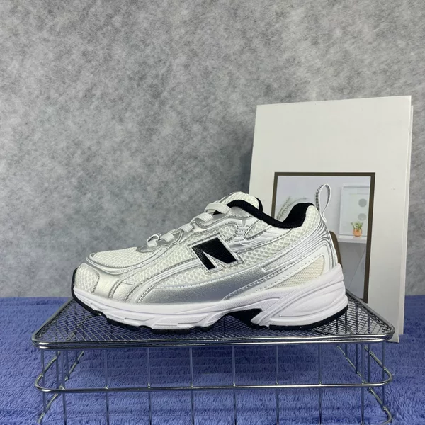 Top 740 Retro Lightweight Children's Casual Running Shoes Made with Breathable Large Mesh Fabric