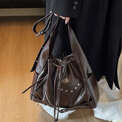 韩国复古大容量铆钉水桶包女2025秋冬新款时尚托特包通勤斜挎包