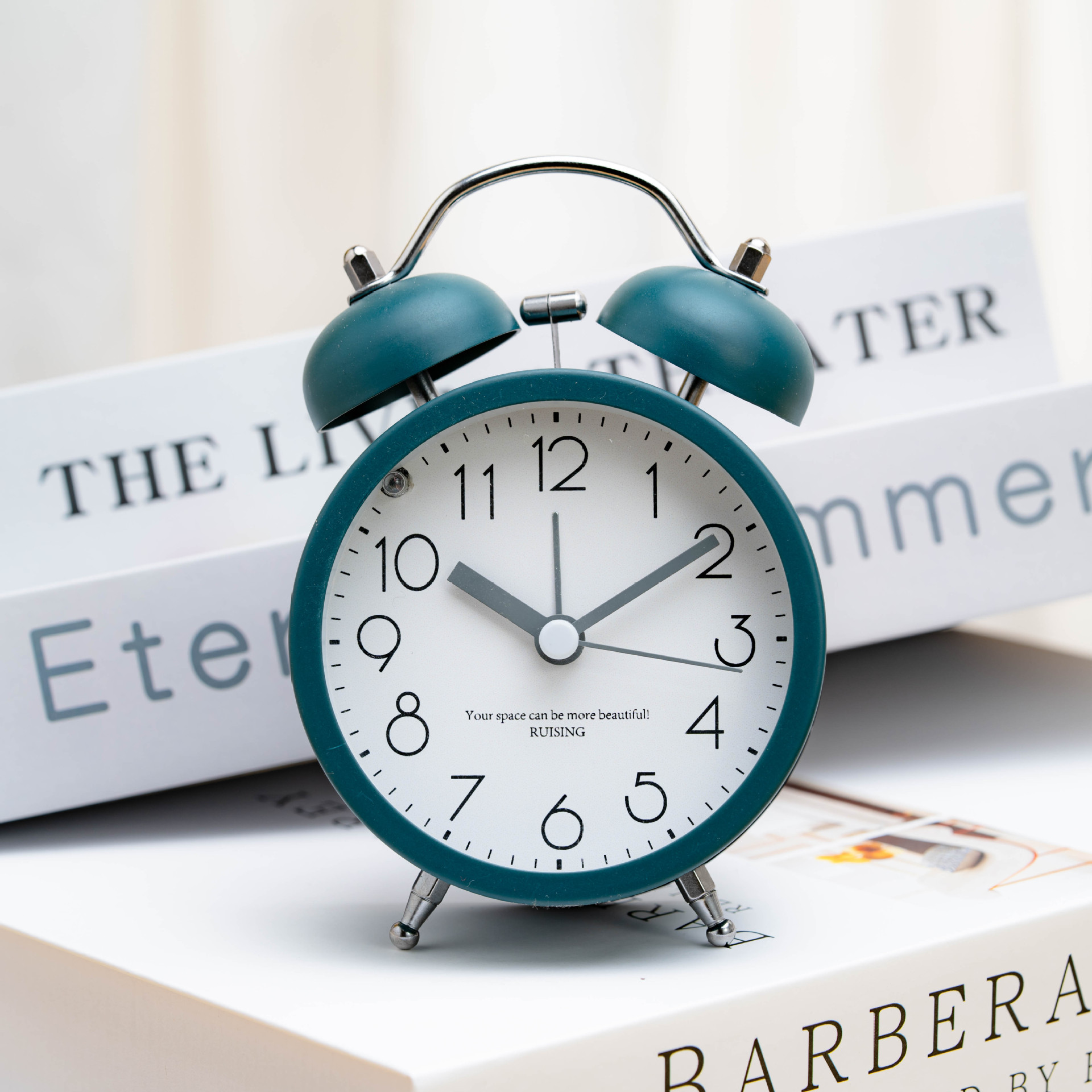 Luz de metal reloj despertador de lujo para estudiantes mudo reloj de noche dormitorio escritorio reloj grande campana perezoso alarma con luz