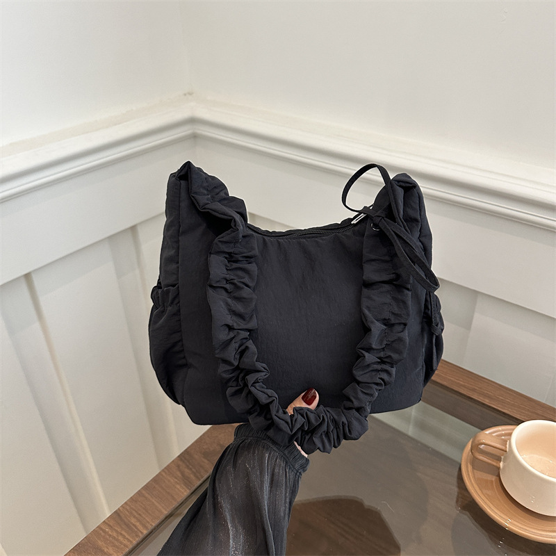 Bolso pequeño casual ligero y versátil para mujer 2024 nuevo bolso bandolera de tela de nailon super fuego plisado bolso de axila de un solo hombro