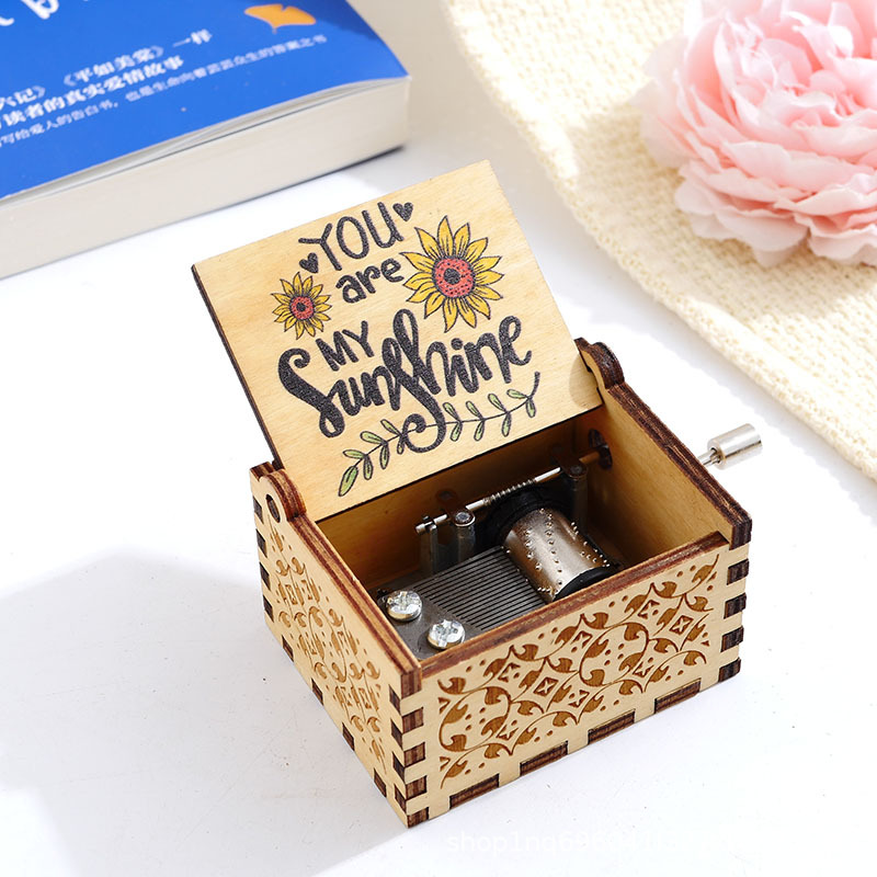 Caja de música de madera Caja de música de manivela tallada vintage Caja de música de madera Impresión en color UV transfronteriza Eres mi sol