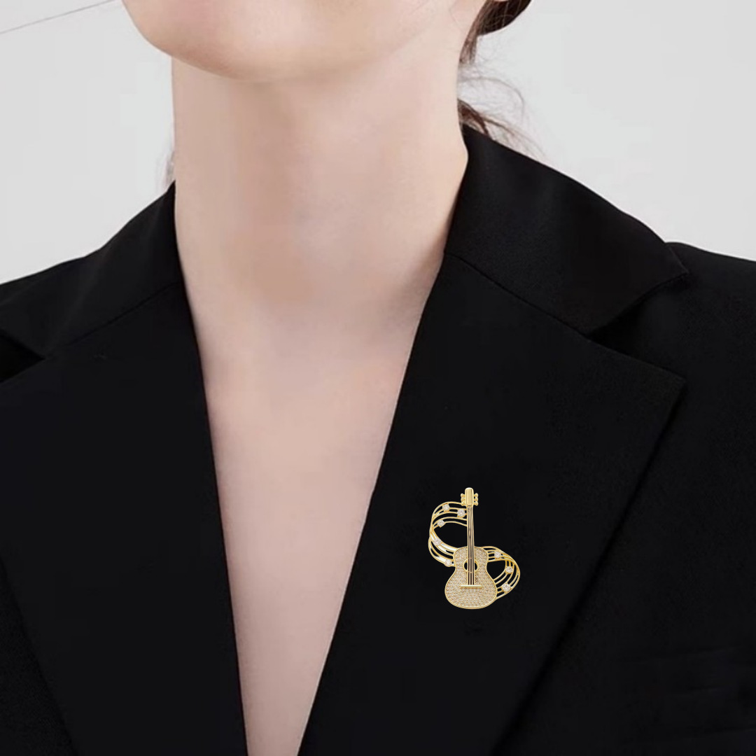 Kunstnerisk violinfibula med rhinsten musiknoder smykkenål_voghion.com
