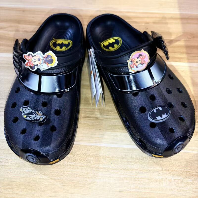 New Batman winged car-themed parent-child sandals, closed-toe flat-soled casual clogs, available for wholesale and dropshipping New Batman winged car-themed parent-child sandals, closed-toe flat-soled casual clogs, available for wholesale and dropshipping
