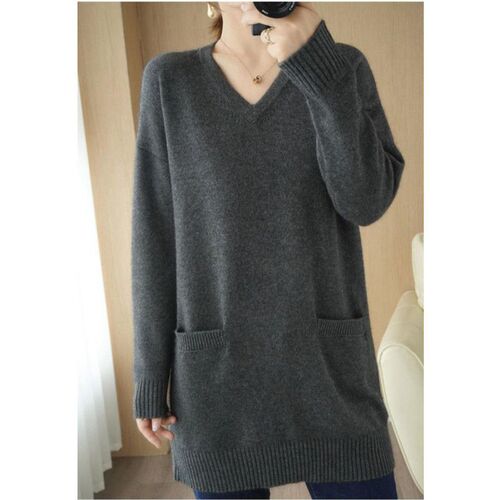 Autumn and winter clothing for plus-size women: large-sized, mid-length V-neck loose base layer shirt, lazy pull-over knitted sweater with dual pockets, for women.