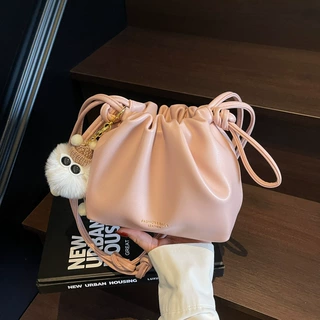 高级感轻奢抽绳云朵包女2026新款小众设计可爱毛球挂件单肩斜挎包