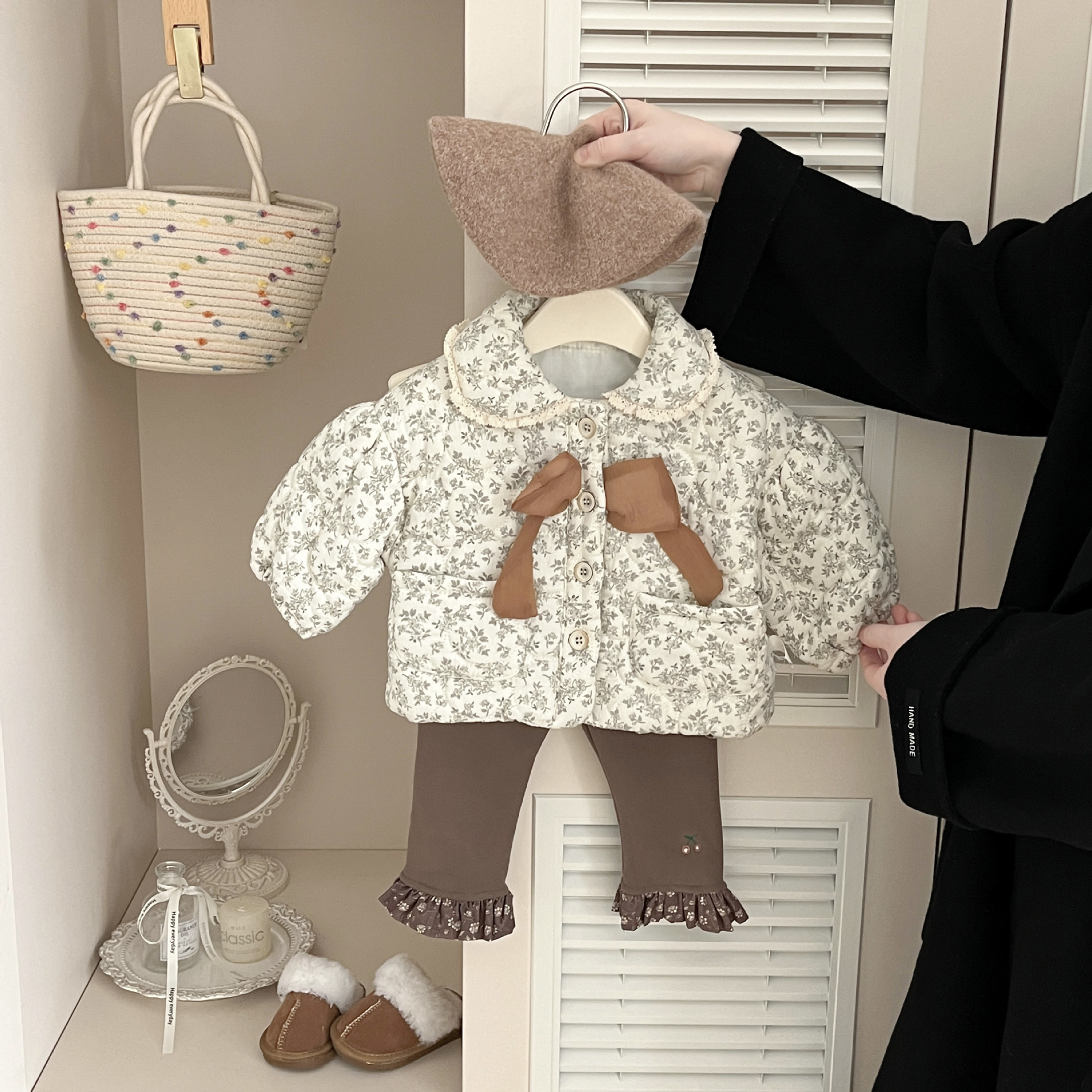 Niñas de invierno de algodón lindo abrigo de bebé 2025 nueva ropa de bebé de flores extranjeras gruesas chaqueta de algodón cálida