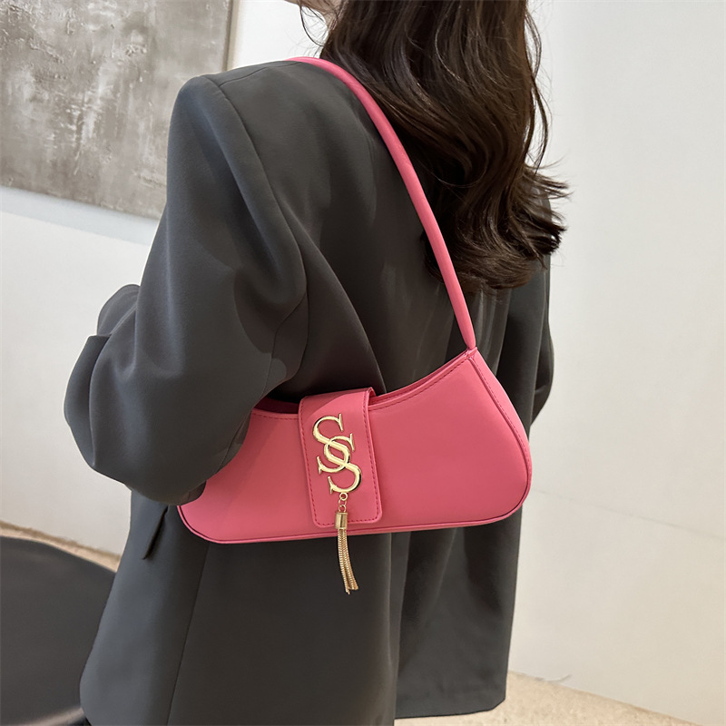 Bolsas populares de este año para mujeres 2024, nueva moda de moda, bolsas de hombro de textura extranjera, bolsas de brazo de viaje.