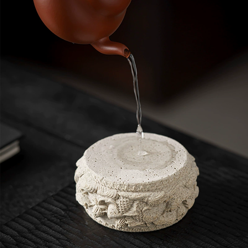 Водопоглощающая крышка и глиняная посуда в китайском стиле.