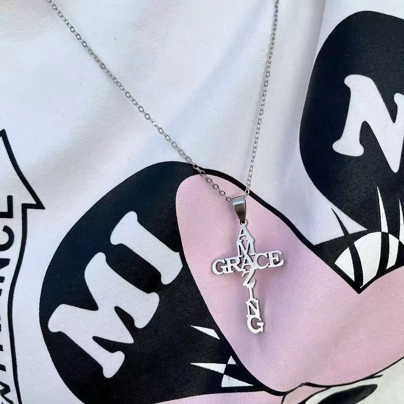 Collana con croce con lettere intrecciate realizzata in acciaio al titanio che non sbiadisce, semplice e alla moda per le donne, versatile accessorio con ciondolo a catena per maglioni_voghion.com