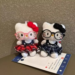 英倫かっこいいメガネのキティちゃんはぬいぐるみのぬいぐるみを飾っています。