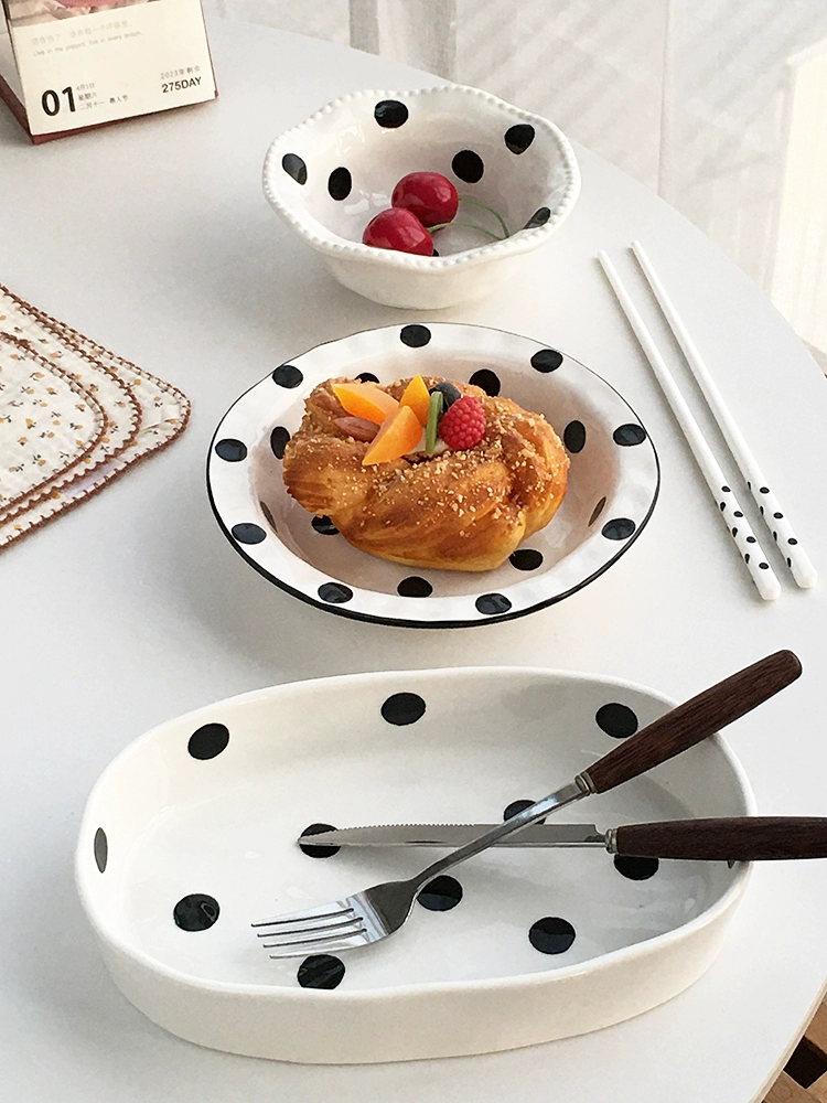 Фарфоровая тарелка ручной лепки, нерегулярная форма, с черно-белым горошком
