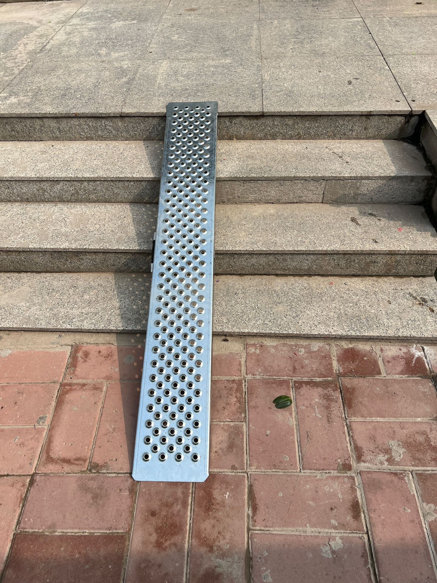 Rampa de motocicleta gruesa en la rampa de embarque para silla de ruedas pedal plegable escalera antideslizante artefacto sin barreras